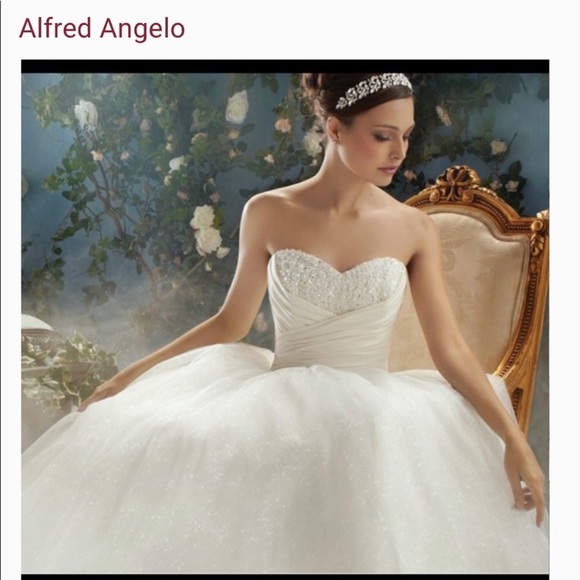 Wedding gown - Picture 1 of 7